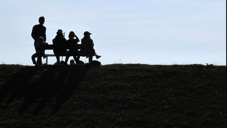 Schattenriss Ausflug Familie Schattenriss einer Gruppe Menschen gegen den blauen Himmel