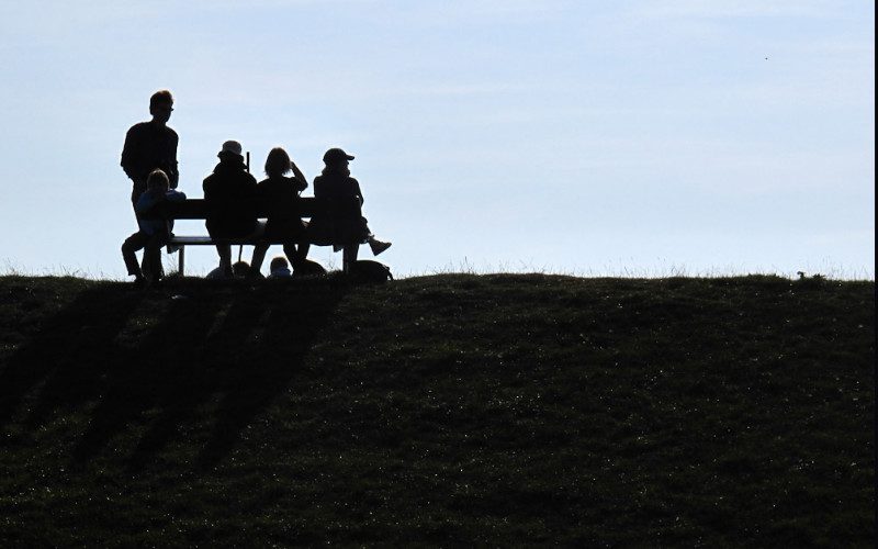 Schattenriss Ausflug Familie Schattenriss einer Gruppe Menschen gegen den blauen Himmel