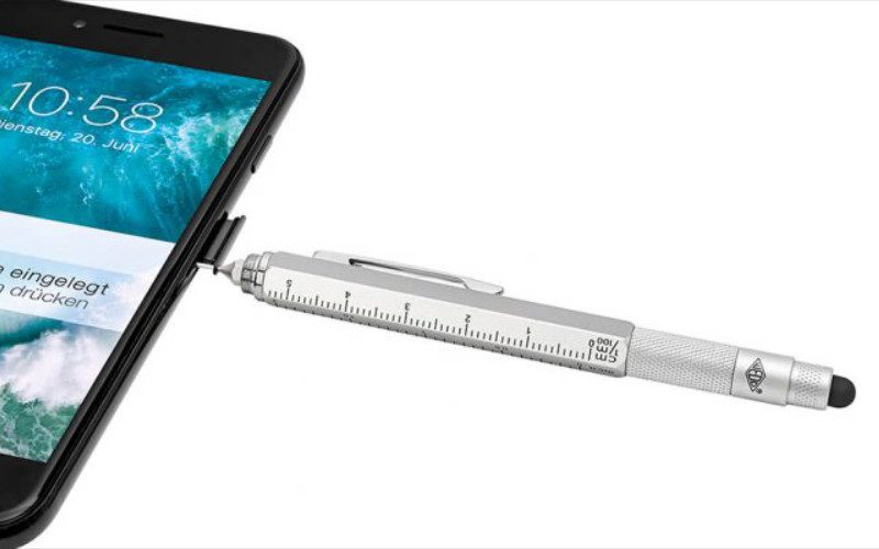 Kugelschreiber Ein Kugelschreiber, der zusätzlich auch als Schraubenzieher funktioniert wird dazu genutzt an einem Handy eine Klappe zu öffnen