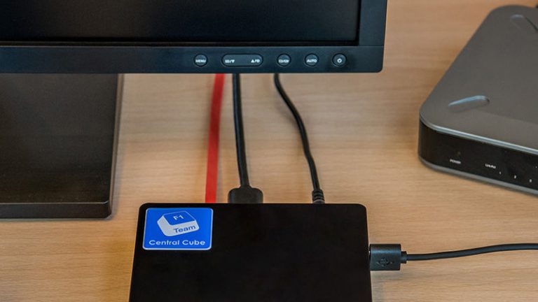 Stromsparen Büro Central Cube am Rechner angeschlossen