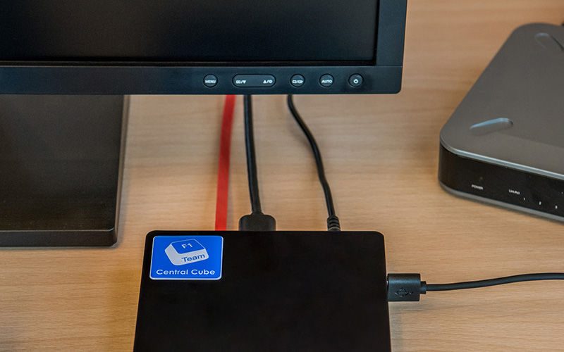 Stromsparen Büro Central Cube am Rechner angeschlossen