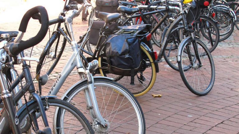 Fahrräder Abgestellte Fahrräder auf rotem Steinboden