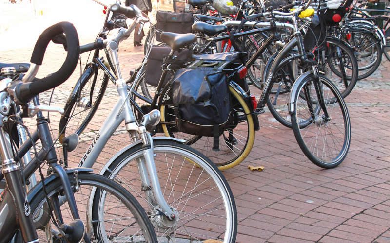 Fahrräder Abgestellte Fahrräder auf rotem Steinboden