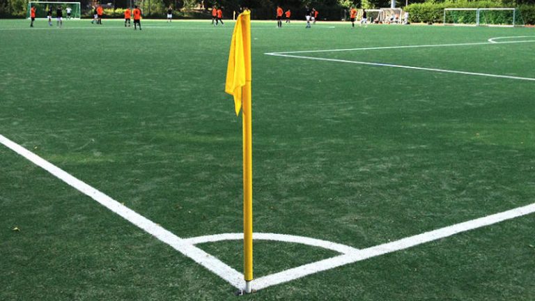Gelbe Eckfahne auf Fußballfeld