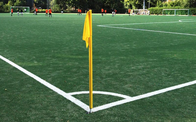 Fussball Gelbe Eckfahne auf Fußballfeld