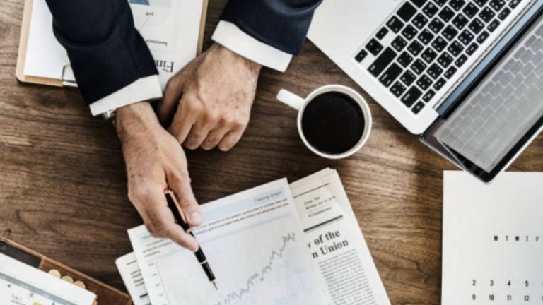 Mann zeigt mit Stift auf eine Trendlinie