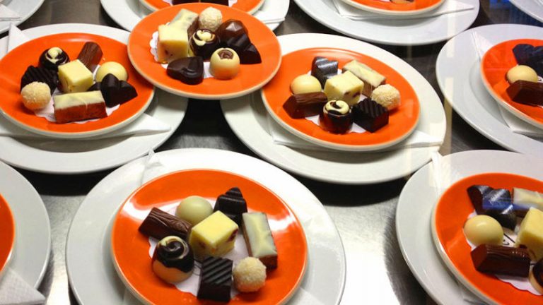 Pralinen auf Tellern angerichtet