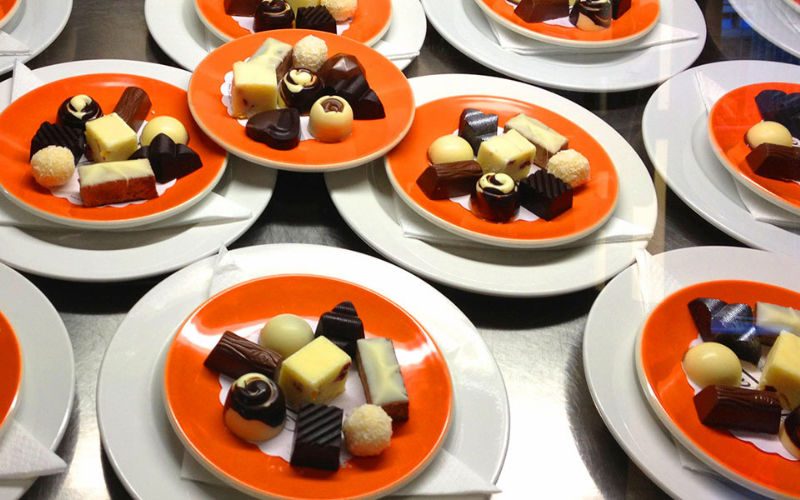 Pralinen Pralinen auf Tellern angerichtet