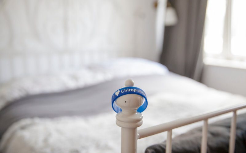 An einem Bettpfosten hängt ein blaues Gummiarmband