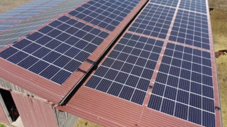 Solaranlage Scheune mit Solaranlage auf dem Dach