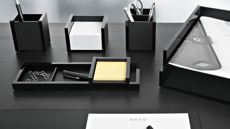Verschiedene Artikel zur Organisation des Schreibtisches, Stiftablagen und Zettelhalter sowie Briefablagen alles in schwarz gehalten