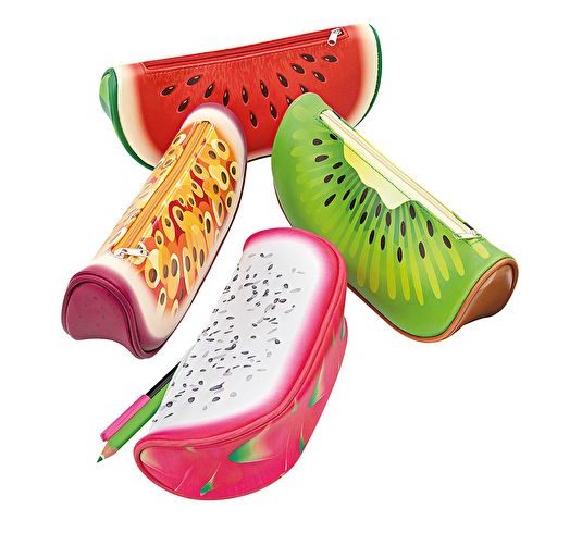 Vier Federtaschen in der Form von verschiedenen Früchten, Wassermelone, Drachenfrucht, Passionsfrucht und Kiwi