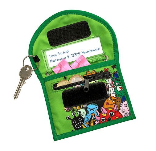 Ein grünes Kinderportemonnaie mit Monsteraufdruck, einem Schlüssel und ein paar Münzen