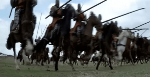 Eine Filmszene aus dem Film Braveheart, abgebildet ist eine Schlachtenszene mit galoppierenden Reitern