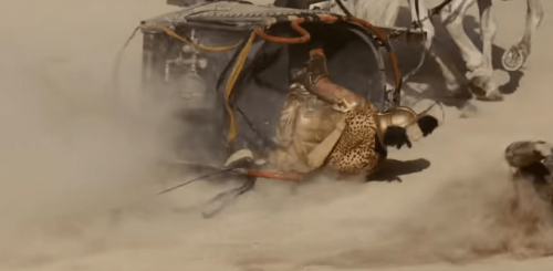 Eine Filmszene aus dem Film Gladiator, abgebildet ist ein umgekippter Streitwagen