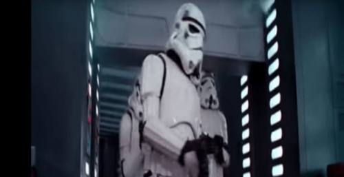 Eine Filmszene aus dem Film Krieg der Sterne, der Ausschnitt zeigt einen Stormtrooper