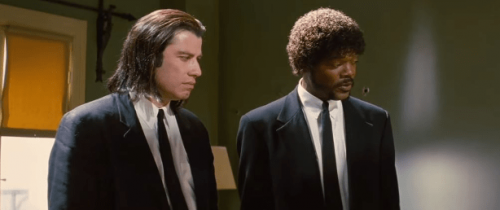 Eine Filmszene aus Pulp Fiction, mit 2 Männern