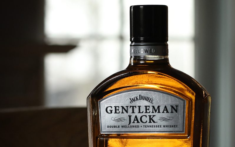 Gentleman Jack Nahaufnahme einer Whiskey-Flasche mit schwarzem Deckel.