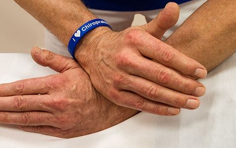 Justierung_1_900x300_web Großaufnahme von zwei Händen bei einer Justierung im Rückenbereich.