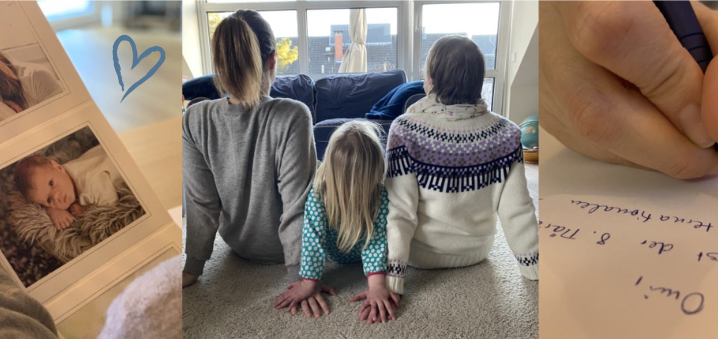 Marei Schachschneider und ihre zwei Kindern sitzen auf dem Boden mit den Rücken zu Kamera.
