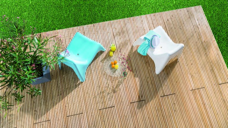 Mocopinus Klasse Terrasse fotografiert von Oben mit weißem und blauem Stuhl sowie Obst und Blume als Dekoration