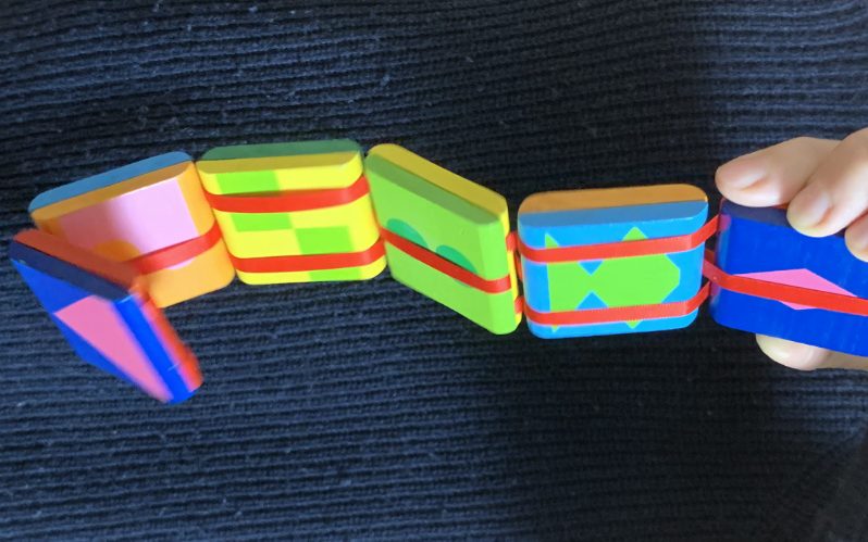 Faktwert titelbildGesundheitsstern Umwelt_tikamtibarg Eine bunte viereckige Spielzeugraupe auseinander gezogen.