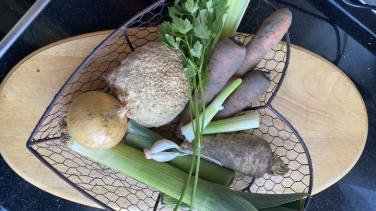Gemüse in einem herzförmigen Korb aus Metal fotografiert von Oben.
