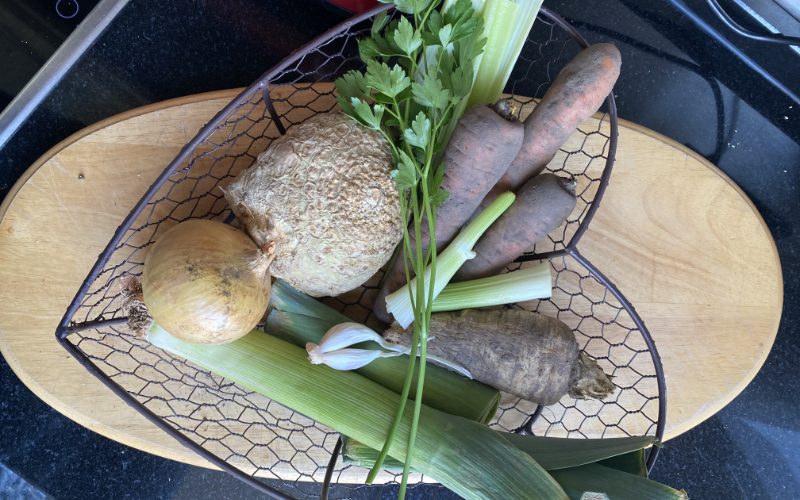 Tik am Tibarg-Erneahrung-Titelbild Gemüse in einem herzförmigen Korb aus Metal fotografiert von Oben.
