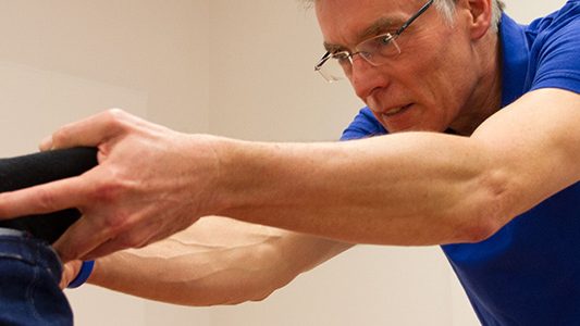 Untersuchung_1_900x300_web Chiroprakter Friedemann Theill bei einer Beinen-Länge Untersuchung