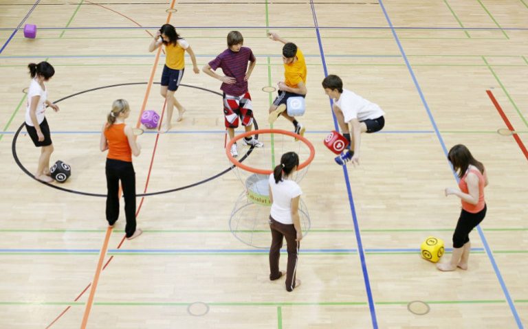 Sportspar_endlichSchulsport-web Schulkinder beim Sport in einer Sporthalle