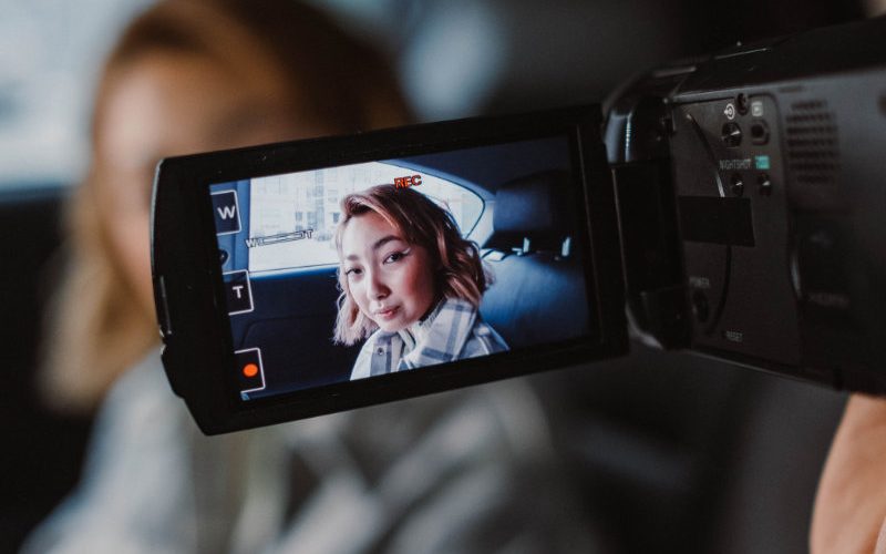 pexels-faktwert-web Aufnahme einer asiatischen Frau gezeigt in dem aufgeklappten Display einer Videokamera