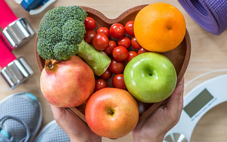 shutterstock_726204886-bearb Herzförmige Holzschale gefüllt mit Obst und Gemüse