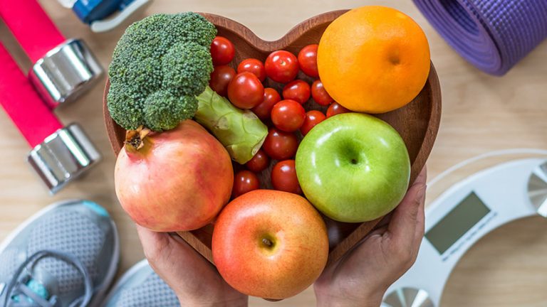 shutterstock_726204886-bearb Herzförmige Holzschale gefüllt mit Obst und Gemüse