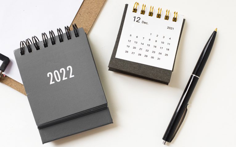 Calendar 2022 Ein grauer Kalender für das Jahr 2022 und ein schwarzer Stift