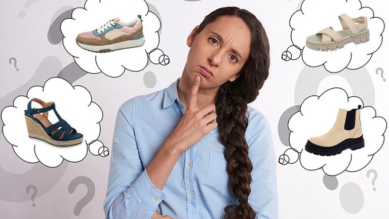 Eine Frau in blauer Bluse umgeben mit Gedankenwolken von Schuhen.