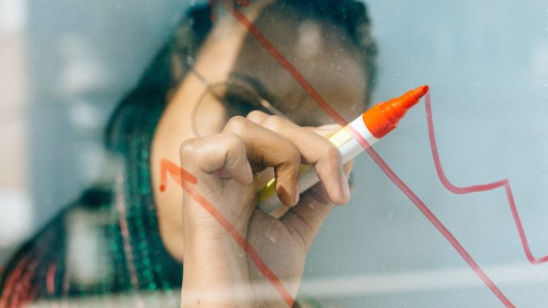 1 pexels-nataliya-vaitkevich-7173047 Eine Frau mit Brille schreibt mit einem roten Stift auf das Glass