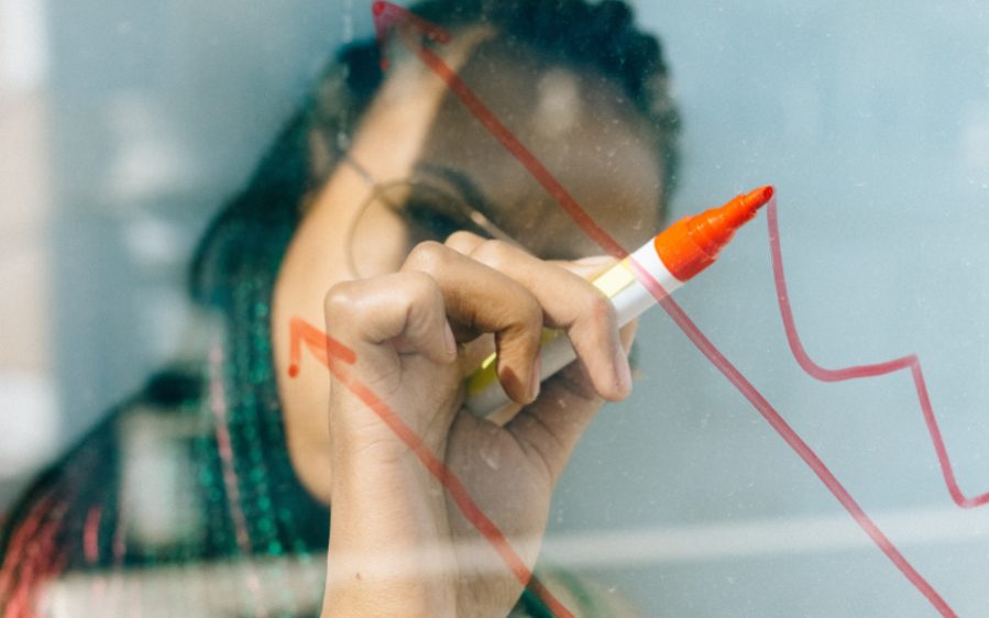 1 pexels-nataliya-vaitkevich-7173047 Eine Frau mit Brille schreibt mit einem roten Stift auf das Glass