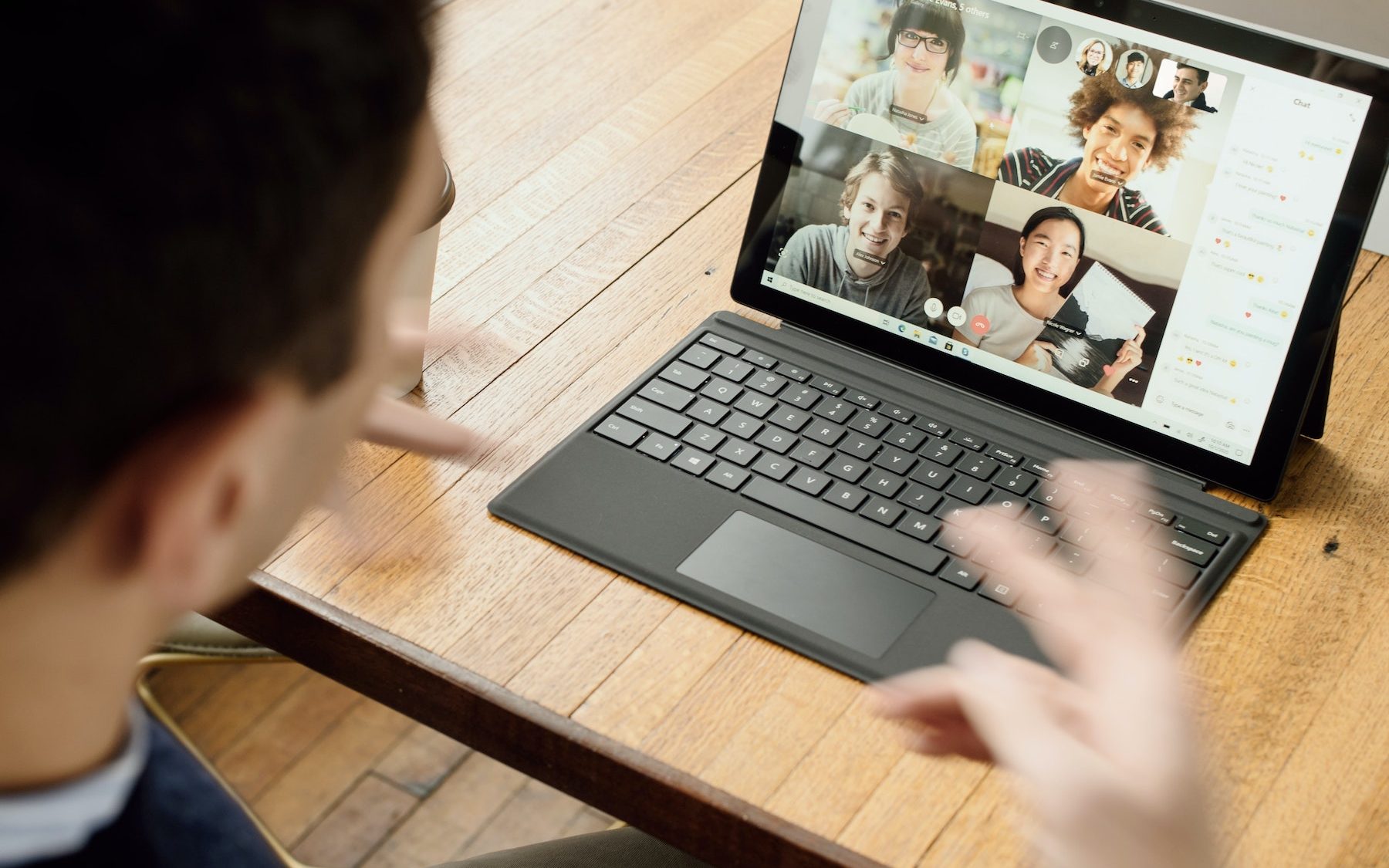 faktwert_Kroll Languages_Remote Work_Bildrechte Unsplash_Surface Kopie Ein Mann sitzt vor seinem Laptop bei einer Videokonferenz.