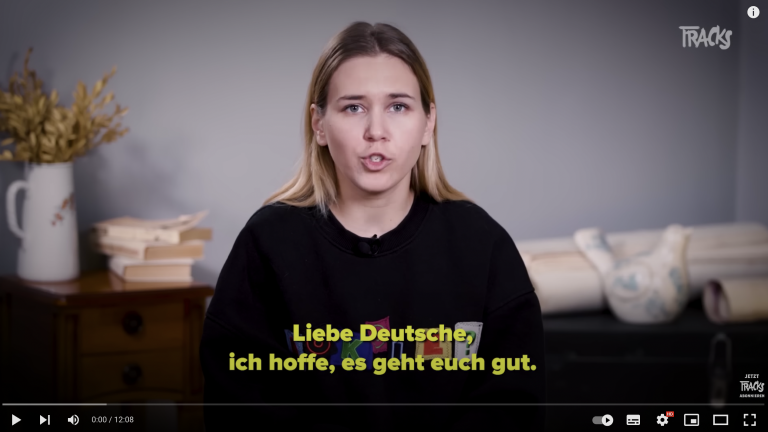 Screenshot von einer Videoaufnahme mit einer blonden Frau.