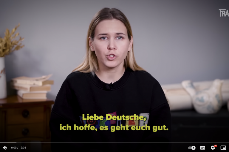 Screenshot von einer Videoaufnahme mit einer blonden Frau.