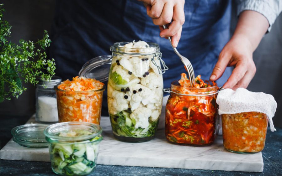 Fermentierte Lebensmittel und gesunde Ernährung Ein Man bereitet Fermentierte Lebensmittel vor