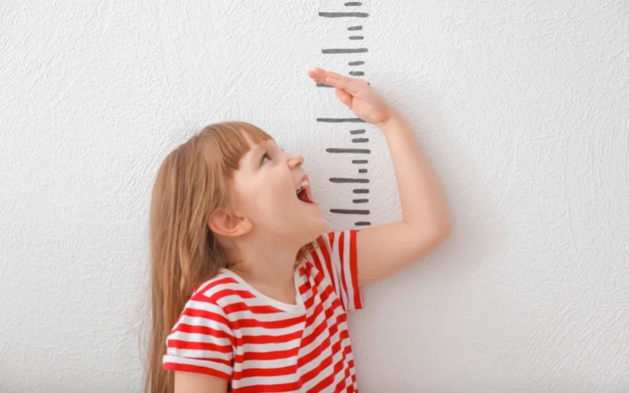 messhoehe-des-netten-kleinen-maedchens-auf-hellem-hintergrund_900x600px