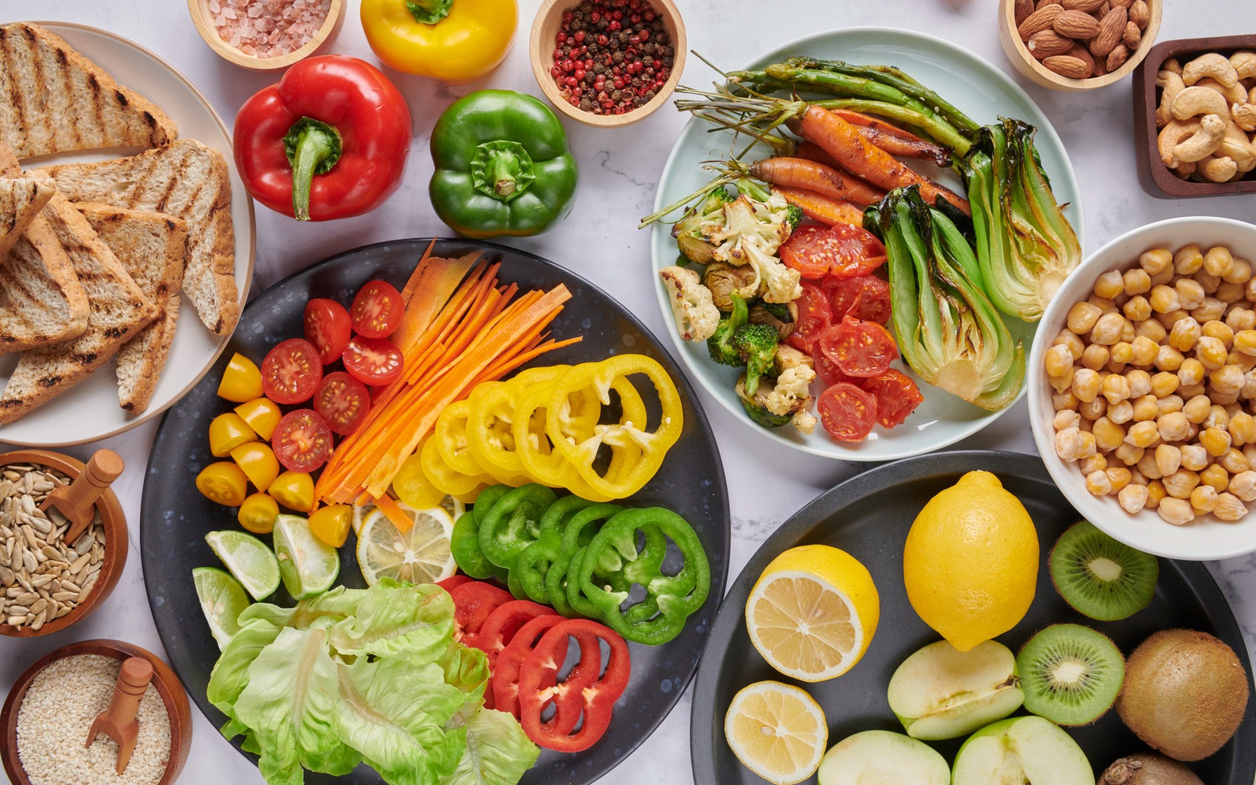 Ein gesundes Ernährungsangebot im Office kann die Produktivität und Zufriedenheit der Mitarbeitenden fördern. | Bildrechte: jcomp, Freepik