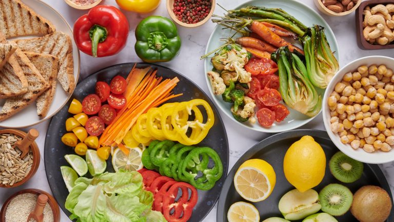 Ein gesundes Ernährungsangebot im Office kann die Produktivität und Zufriedenheit der Mitarbeitenden fördern. | Bildrechte: jcomp, Freepik