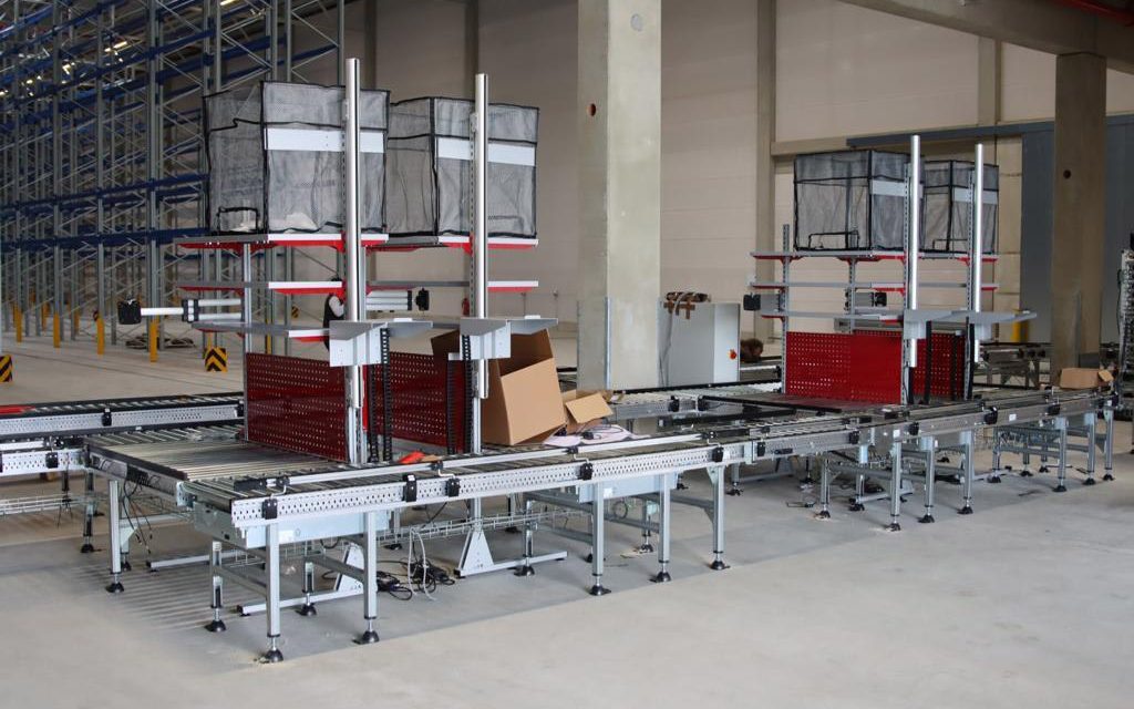 Packtische, die sich in Paaren oder Vierergruppen gegenüberstehen (sogenannte Inselfertigungen), sparen Platz und steigern die Effizienz. (Bildquelle: BB-Verpackungen)