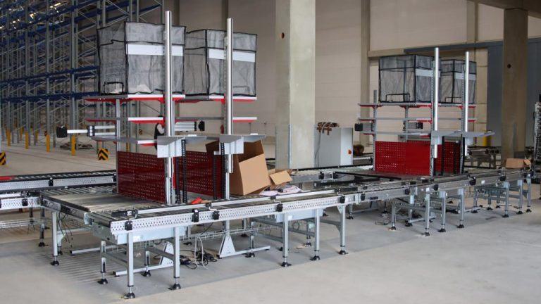 Packtische, die sich in Paaren oder Vierergruppen gegenüberstehen (sogenannte Inselfertigungen), sparen Platz und steigern die Effizienz. (Bildquelle: BB-Verpackungen)