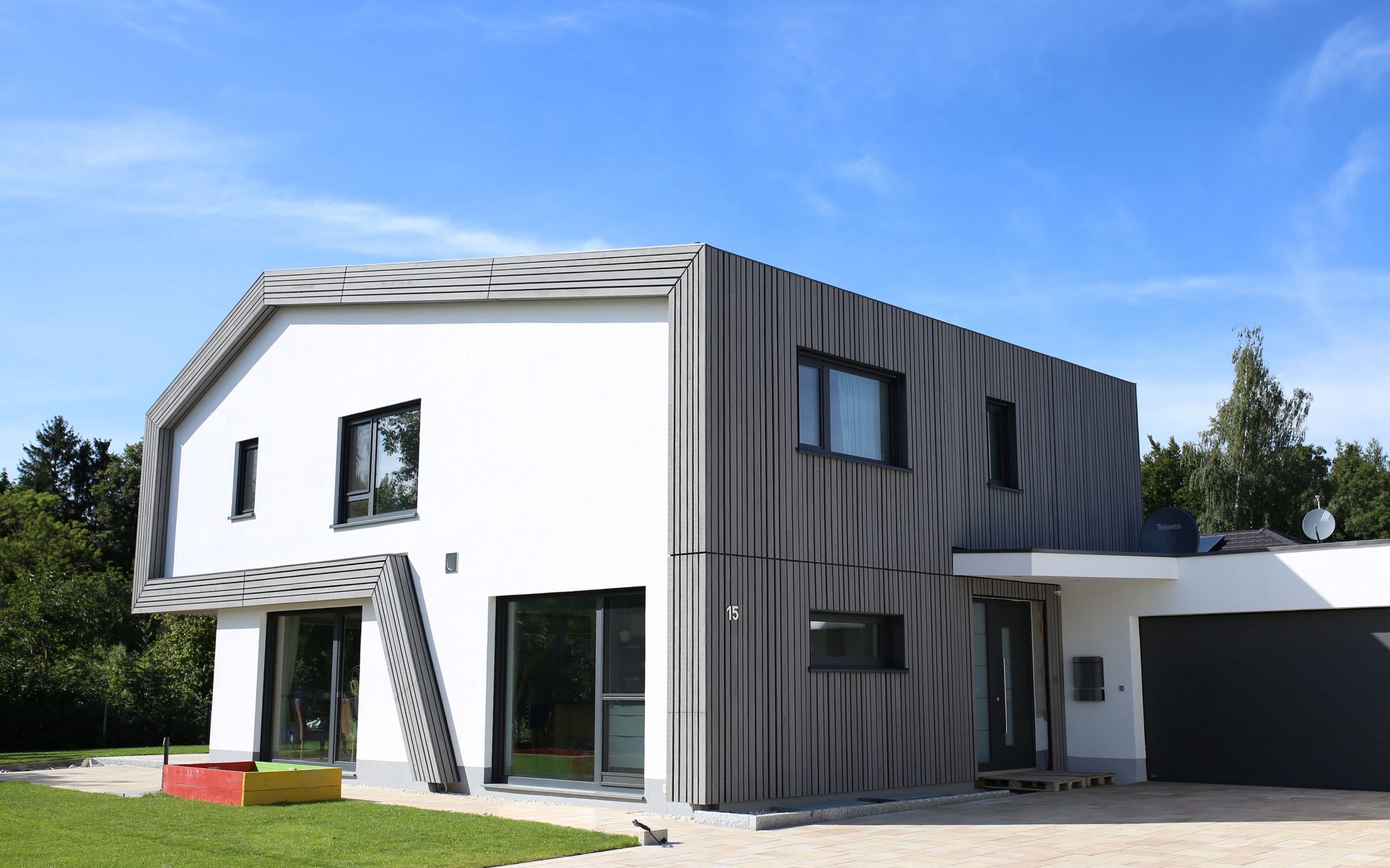 Mocopinus_FassadentypWagemutig_1 Bildunterschrift: Unterschiedliche Holzfassaden prägen den Charakter von Eigenheimen und verraten viel über die Bauherren. (Bildrechte: Mocopinus)