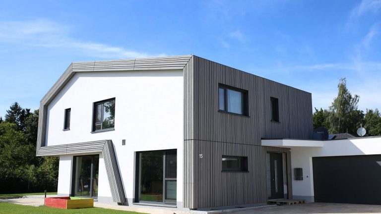 Mocopinus_FassadentypWagemutig_1 Bildunterschrift: Unterschiedliche Holzfassaden prägen den Charakter von Eigenheimen und verraten viel über die Bauherren. (Bildrechte: Mocopinus)