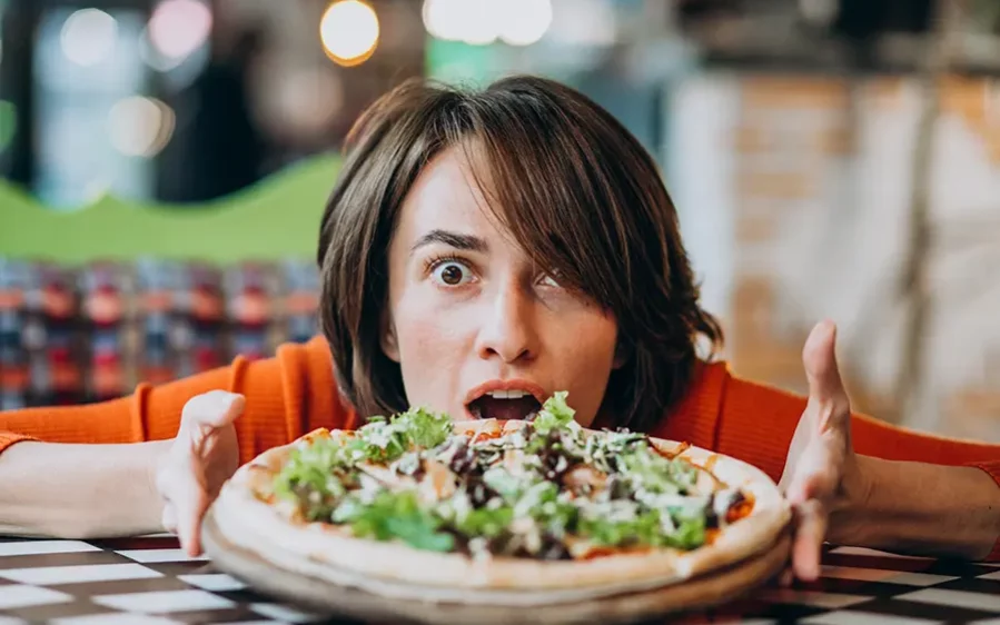 Frau mit Pizza Frau mit Pizza in einem Restaurant