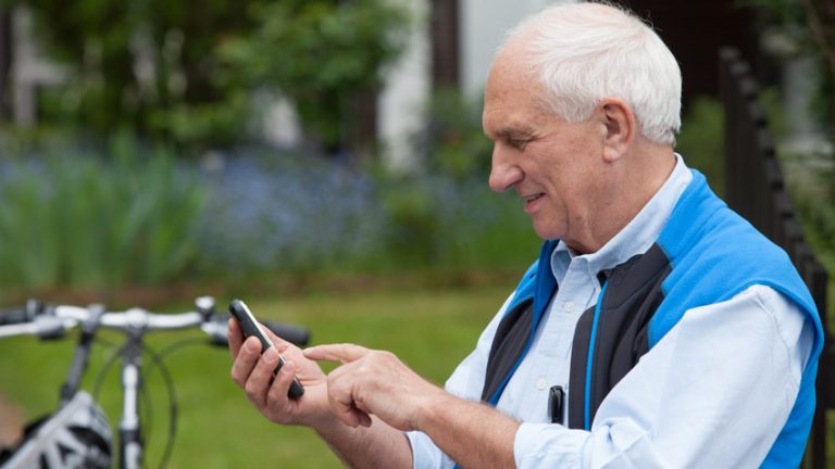 Mobile Rentner sollten für den Notfall immer ein Handy dabei haben. (Bild: Baser International)